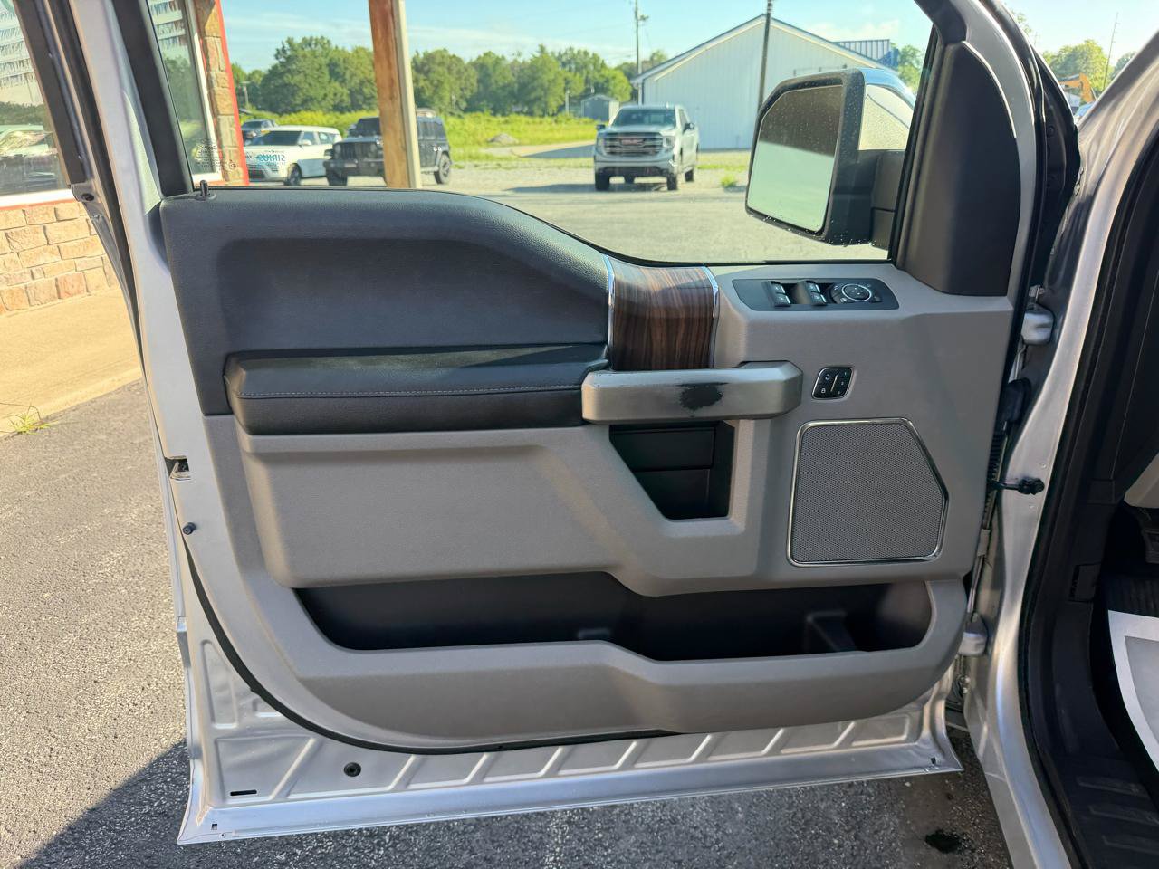 Used 2016 Ford F150 Lariat w/ Equipment Group 502A Luxury AWD/4WD image 12