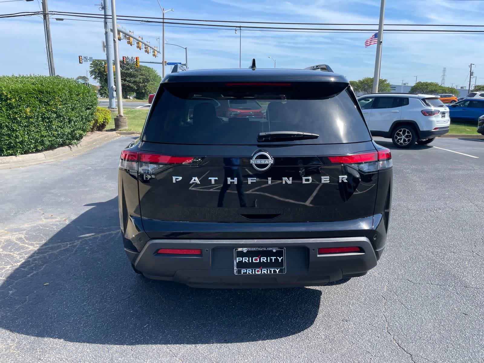 Used 2025 Nissan Pathfinder SV image 4