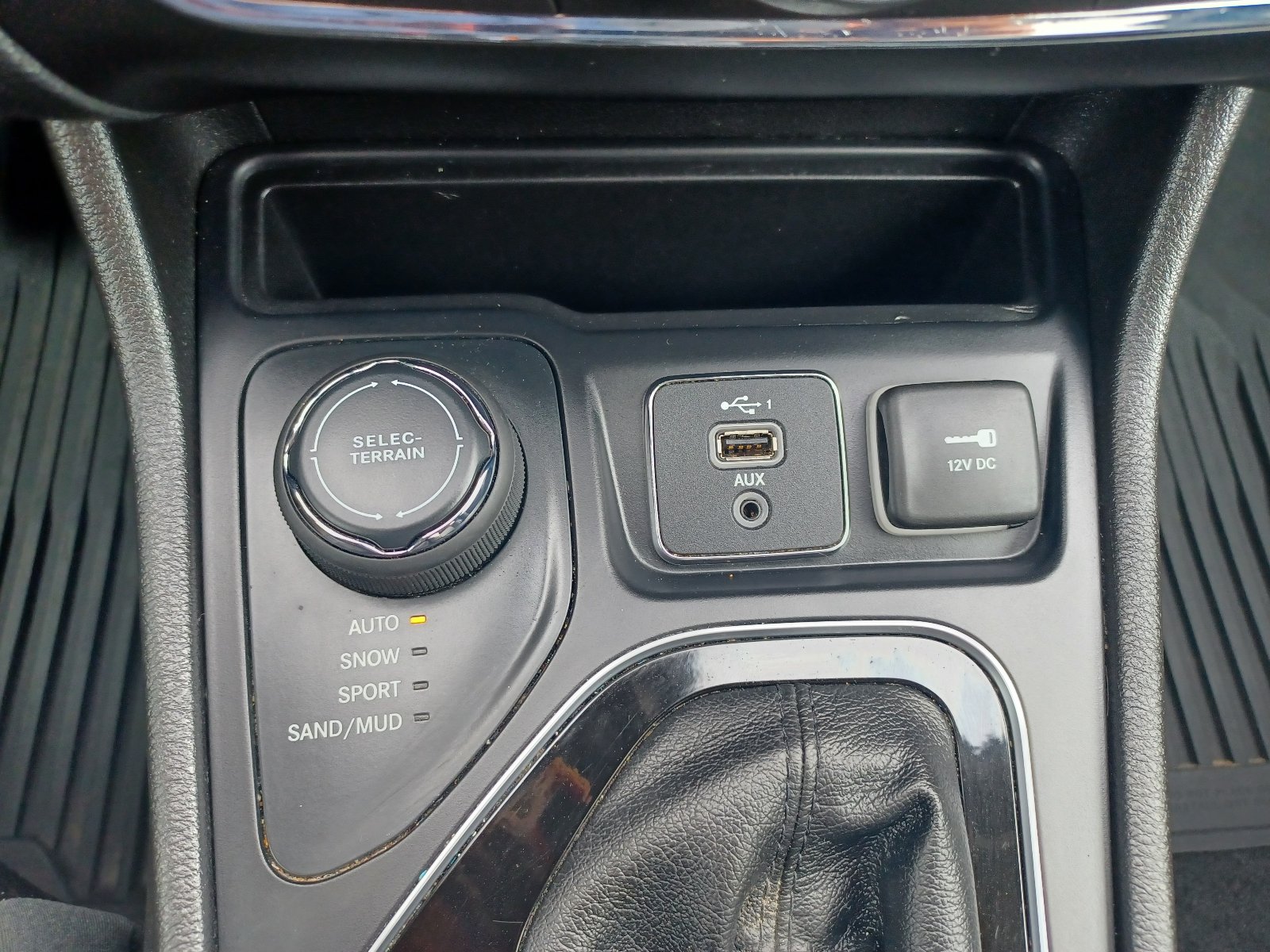 Used 2019 Jeep Cherokee Overland w/ Technology Group AWD/4WD image 22