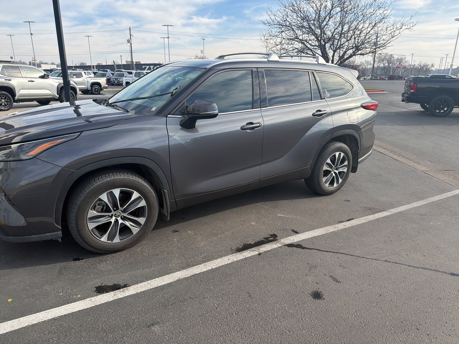 Used 2022 Toyota Highlander XLE image 1