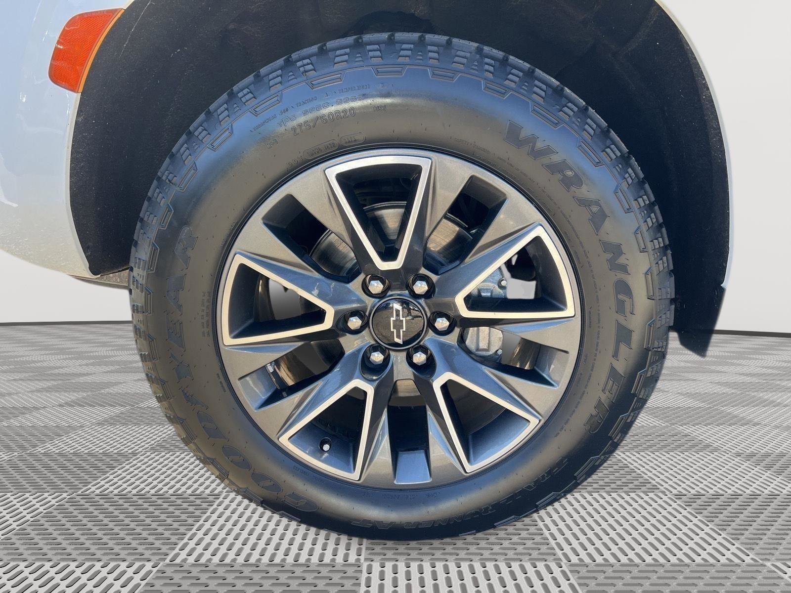 Used 2023 Chevrolet Suburban Z71 image 26