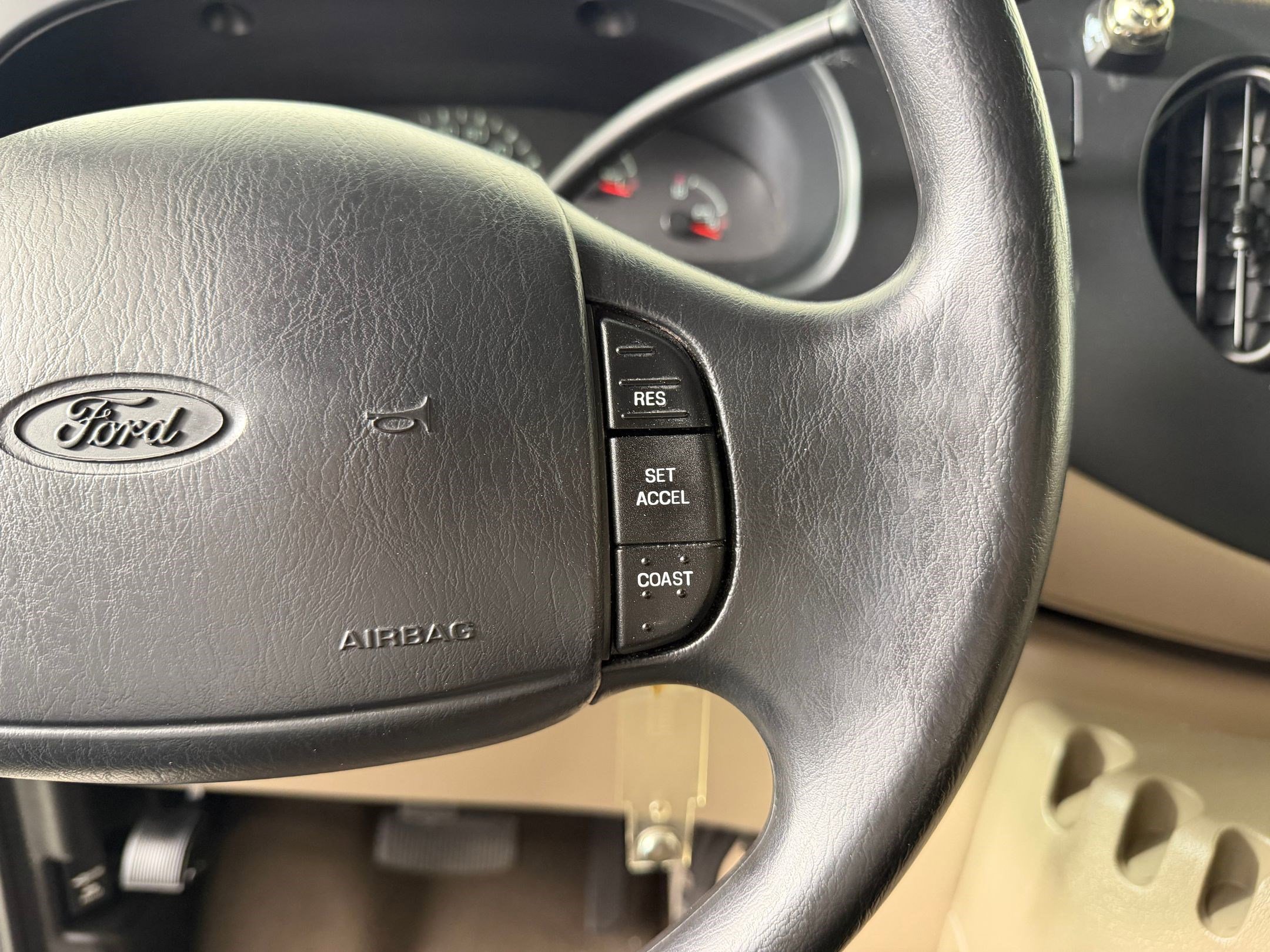 Used 2001 Ford E-350 and Econoline 350 Club Wagon image 21