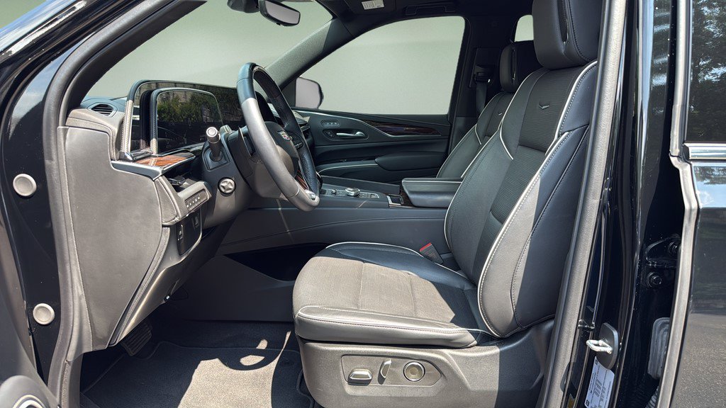 Certified 2024 Cadillac Escalade Premium Luxury w/ LPO, Floor Liner Package AWD/4WD image 19