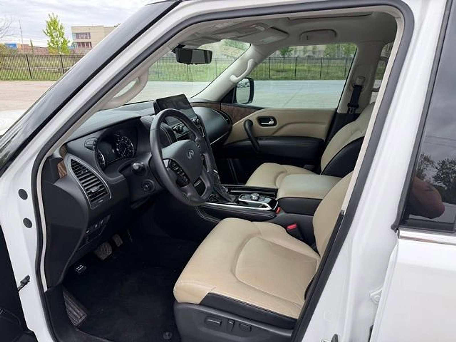 Used 2024 INFINITI QX80 Premium Select w/ Cargo Package AWD/4WD image 9