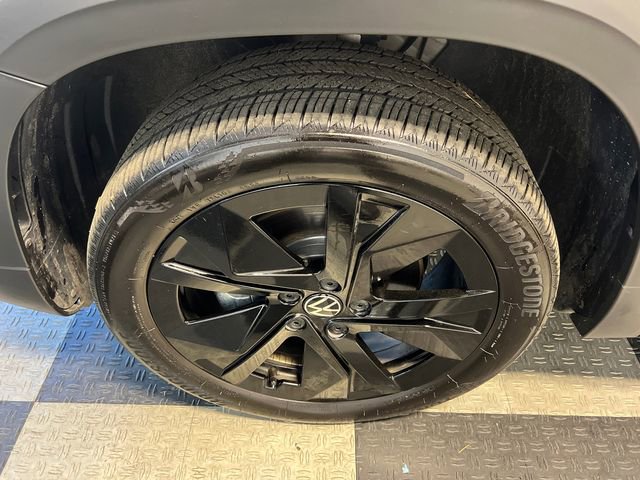 Certified 2025 Volkswagen Taos SE FWD image 8