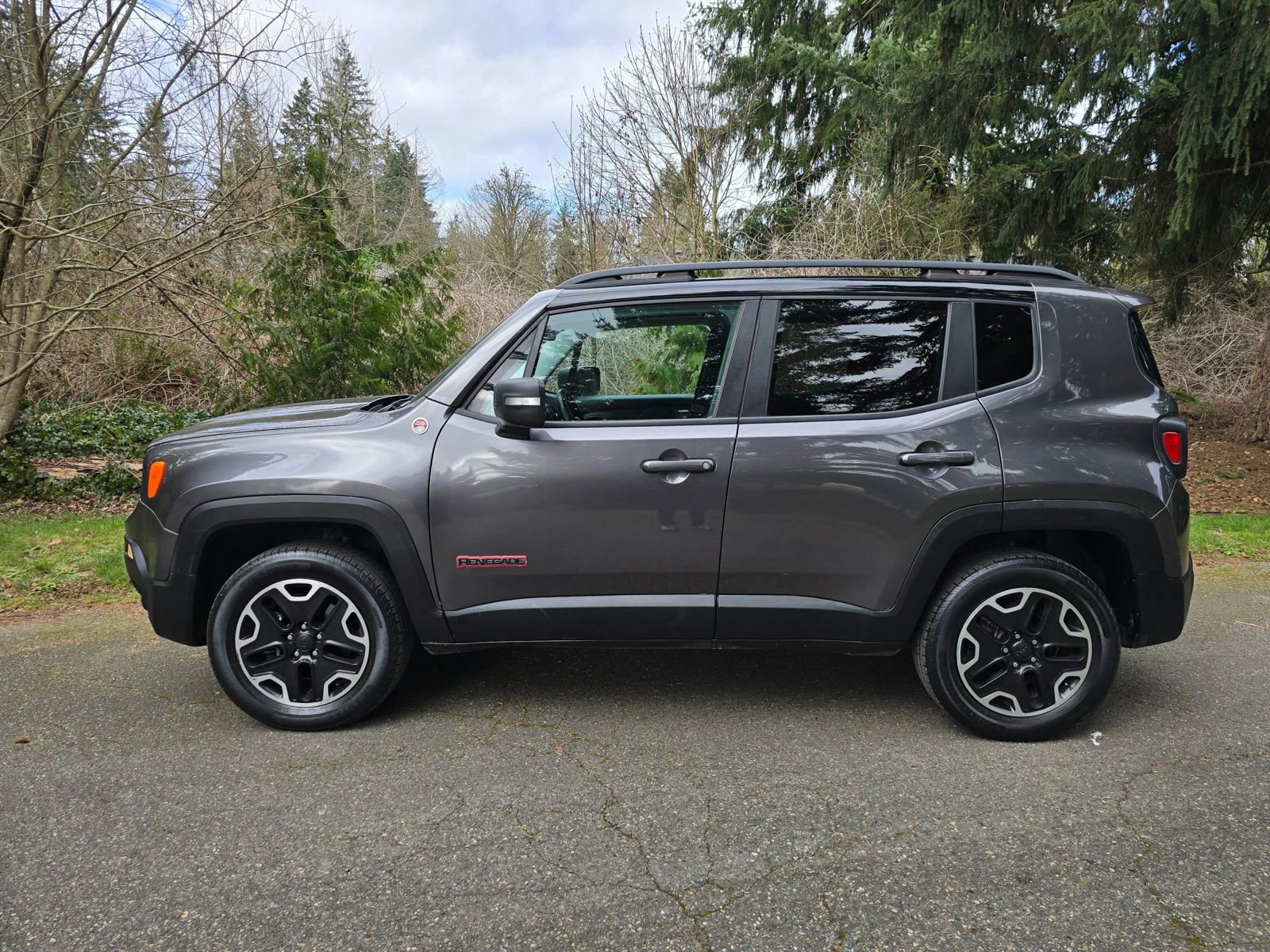 Used 2016 Jeep Renegade Trailhawk AWD/4WD image 2