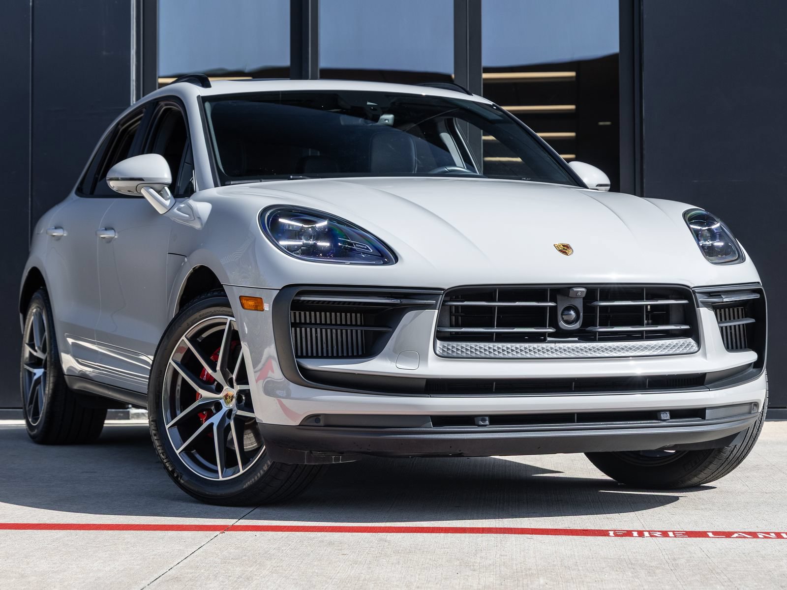 Certified 2024 Porsche Macan S AWD/4WD image 6