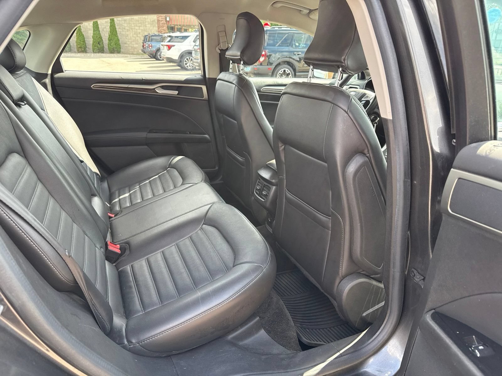 Used 2015 Ford Fusion SE w/ Equipment Group 202A FWD image 4