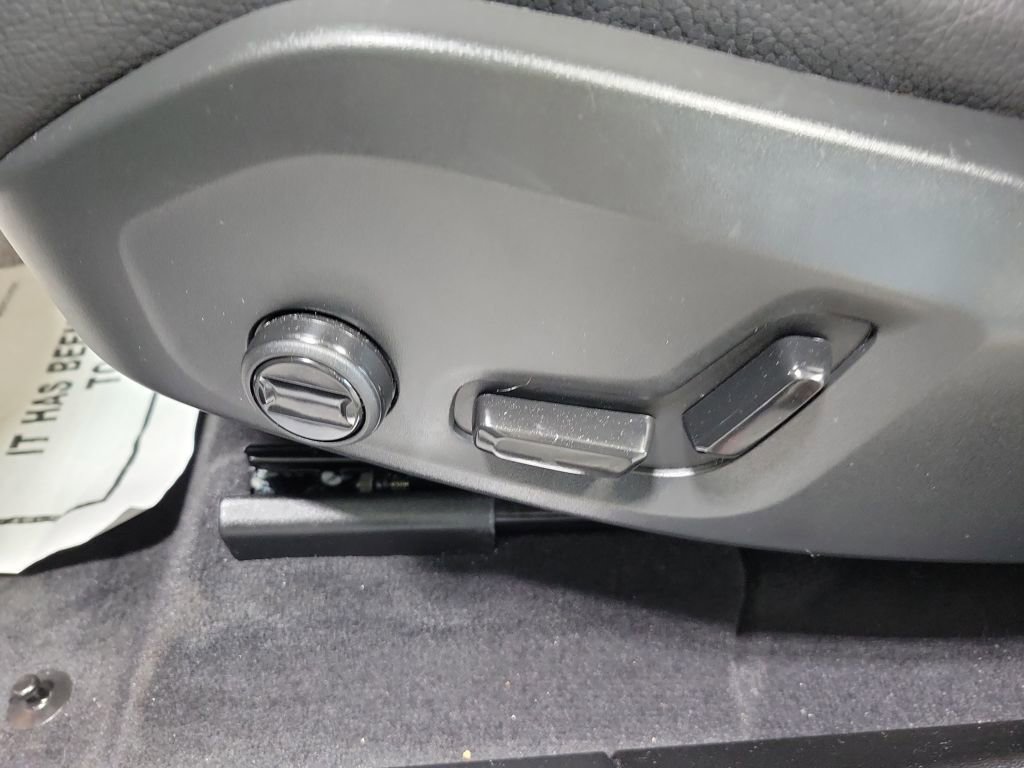 Used 2025 Volvo XC60 B5 Plus image 28