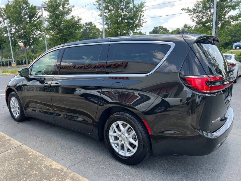 Used 2023 Chrysler Pacifica Touring-L FWD image 4