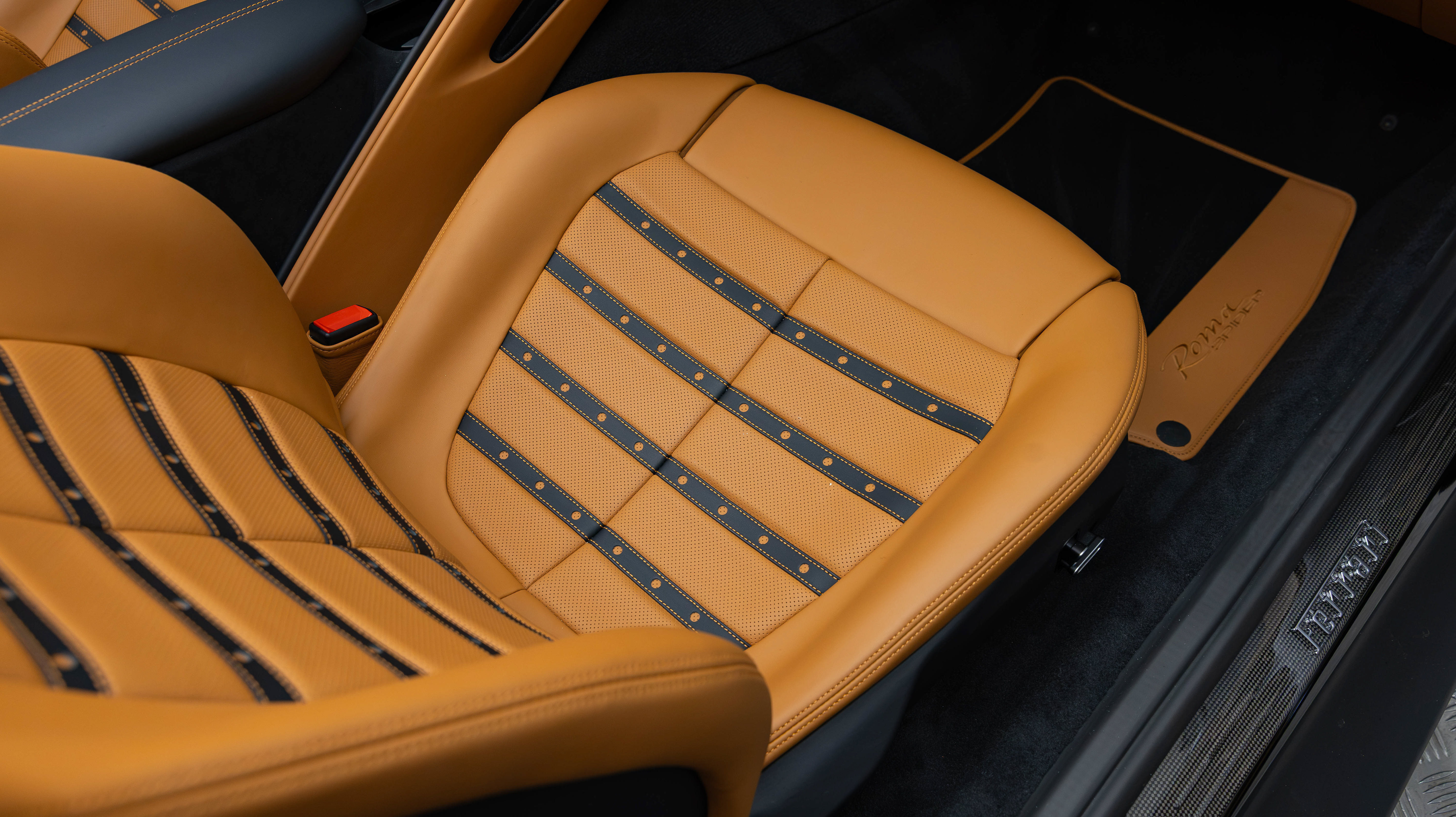 Certified 2025 Ferrari Roma Spider RWD image 35