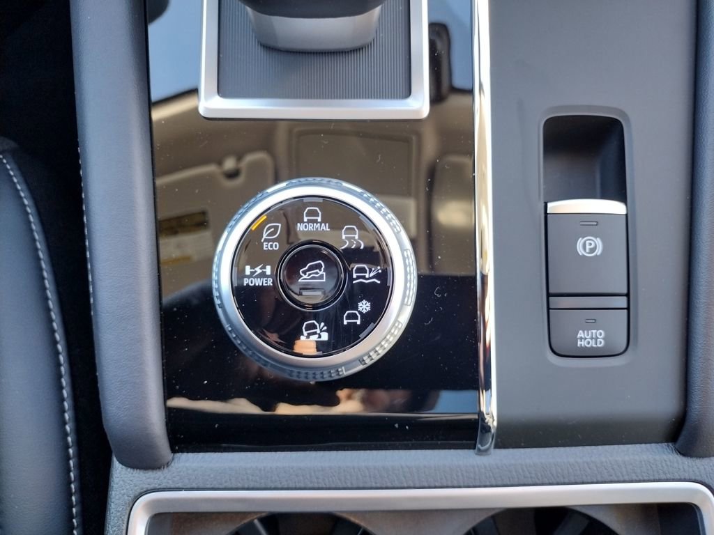 New 2025 Mitsubishi Outlander SE image 24