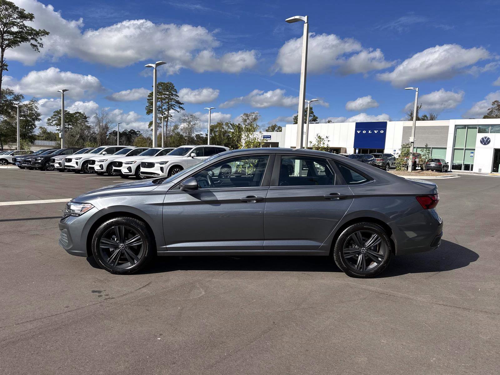 Used 2023 Volkswagen Jetta SE w/ Panoramic Sunroof Package image 2