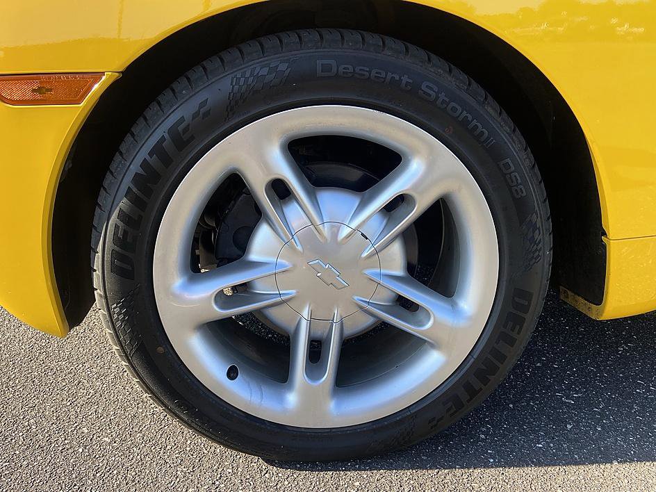 Used 2004 Chevrolet SSR w/ Preferred Equipment Group RWD image 9