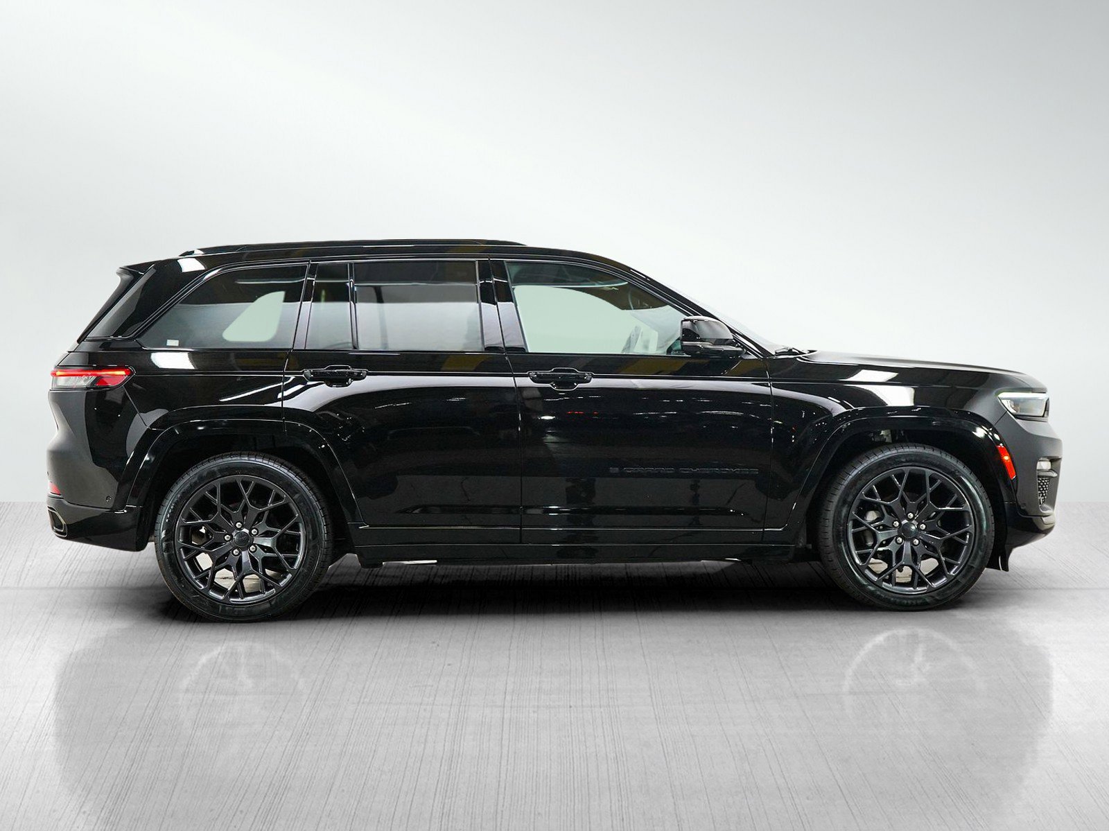 Used 2024 Jeep Grand Cherokee Summit AWD/4WD image 6