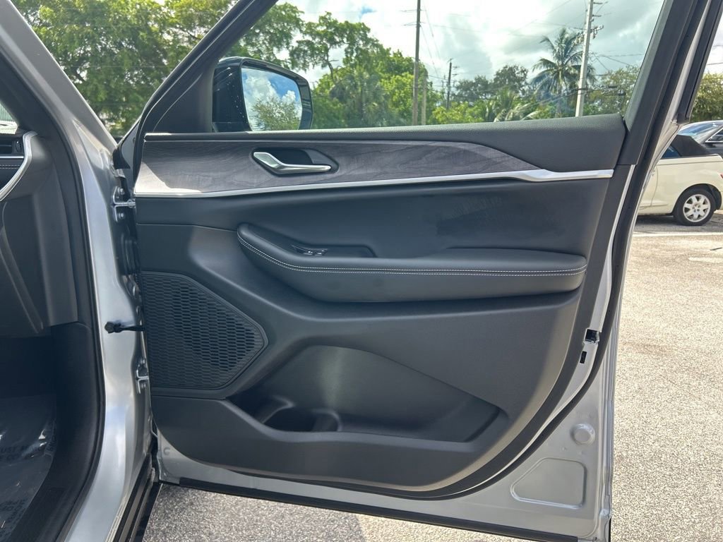 Certified 2025 Jeep Grand Cherokee Limited w/ Black Appearance Package image 28