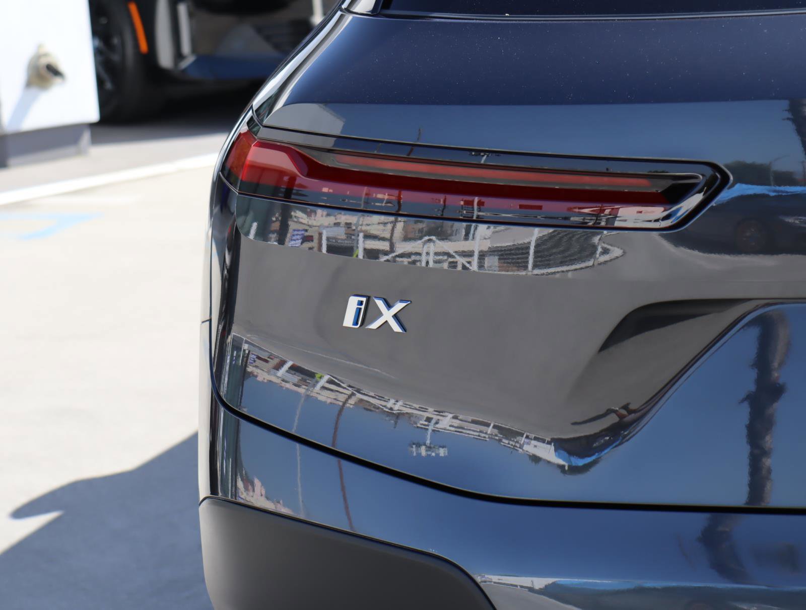 Used 2025 BMW iX xDrive50 image 5