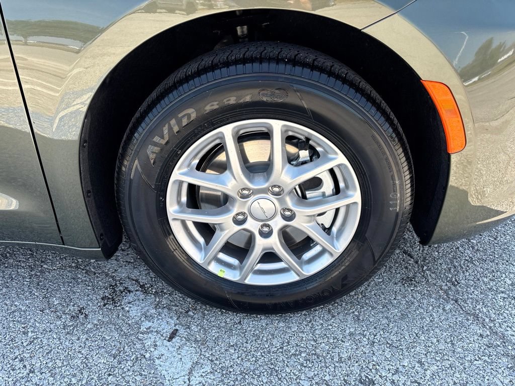 New 2027 Chrysler Pacifica Select FWD image 14