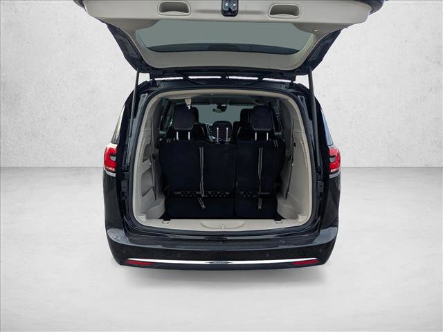 Used 2024 Chrysler Pacifica Touring-L image 6