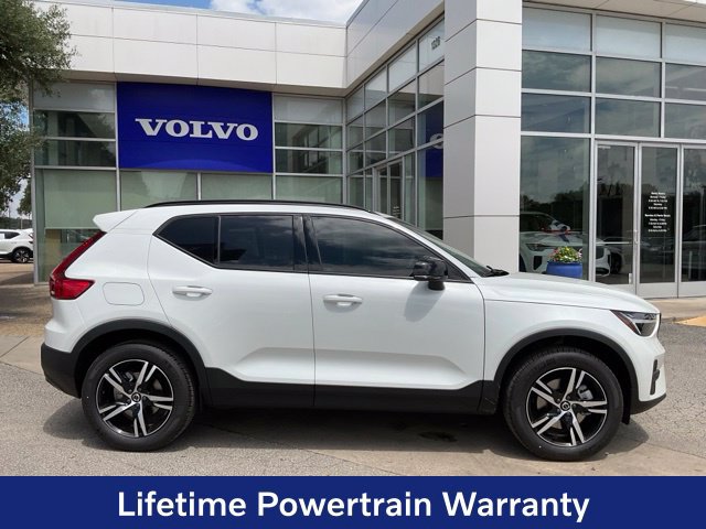 New 2026 Volvo XC40 B4 Core w/ Climate Package FWD image 8