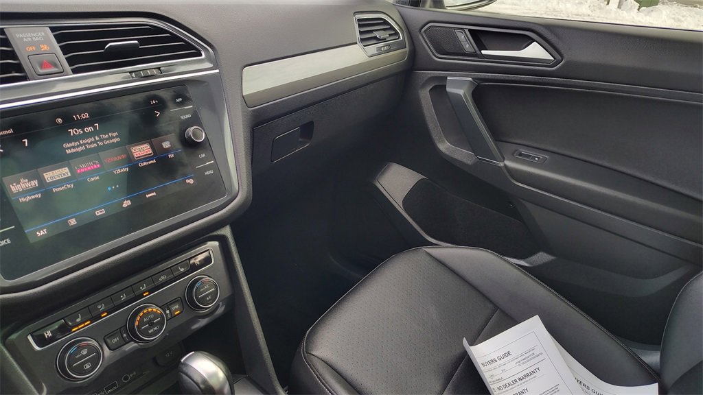 Used 2020 Volkswagen Tiguan SE w/ Panoramic Sunroof Package image 25