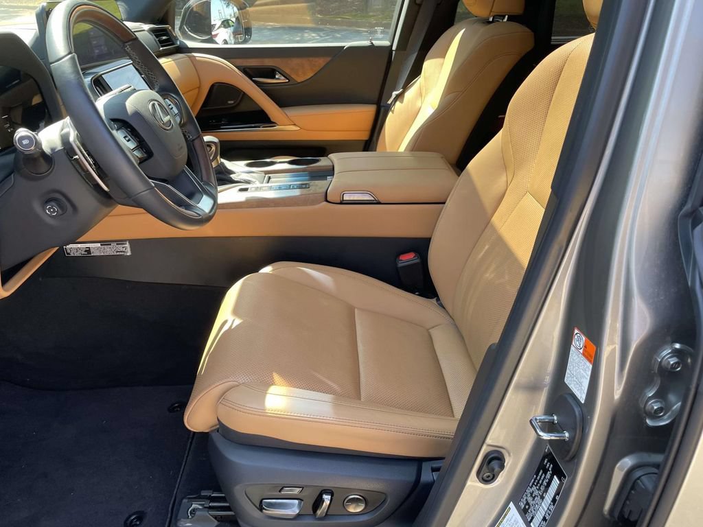 Used 2024 Lexus LX 600 4WD w/ Luxury Package image 11