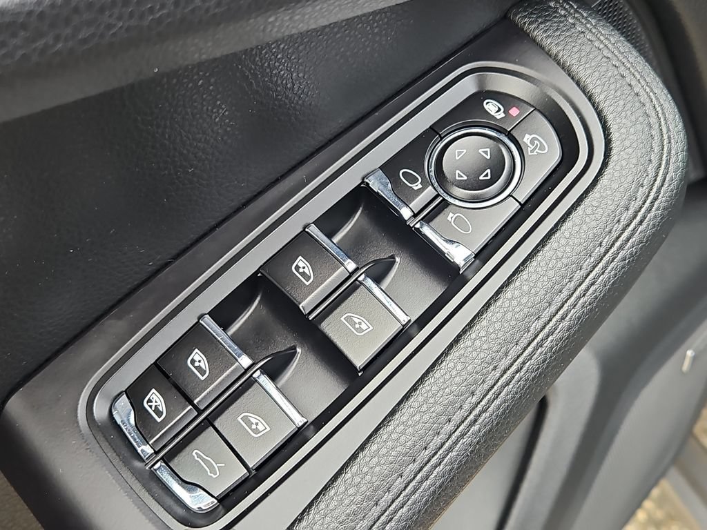 Used 2021 Porsche Macan AWD/4WD image 30