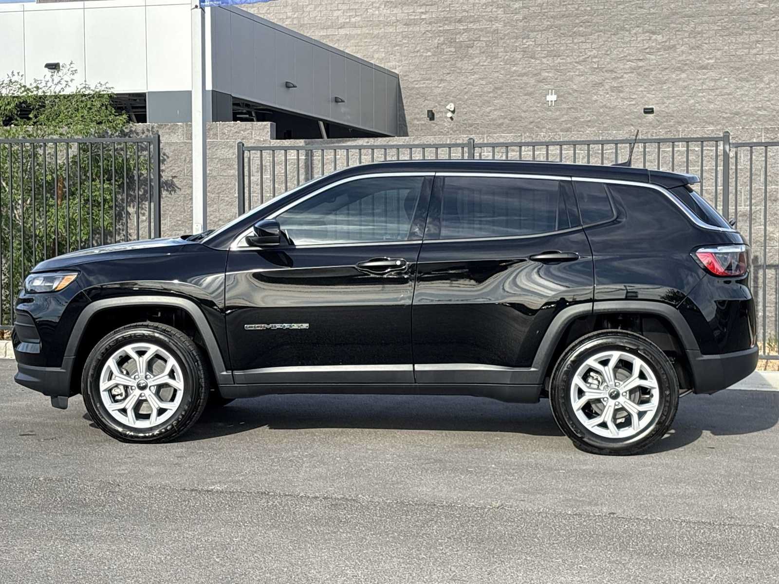 Used 2025 Jeep Compass Sport AWD/4WD image 6