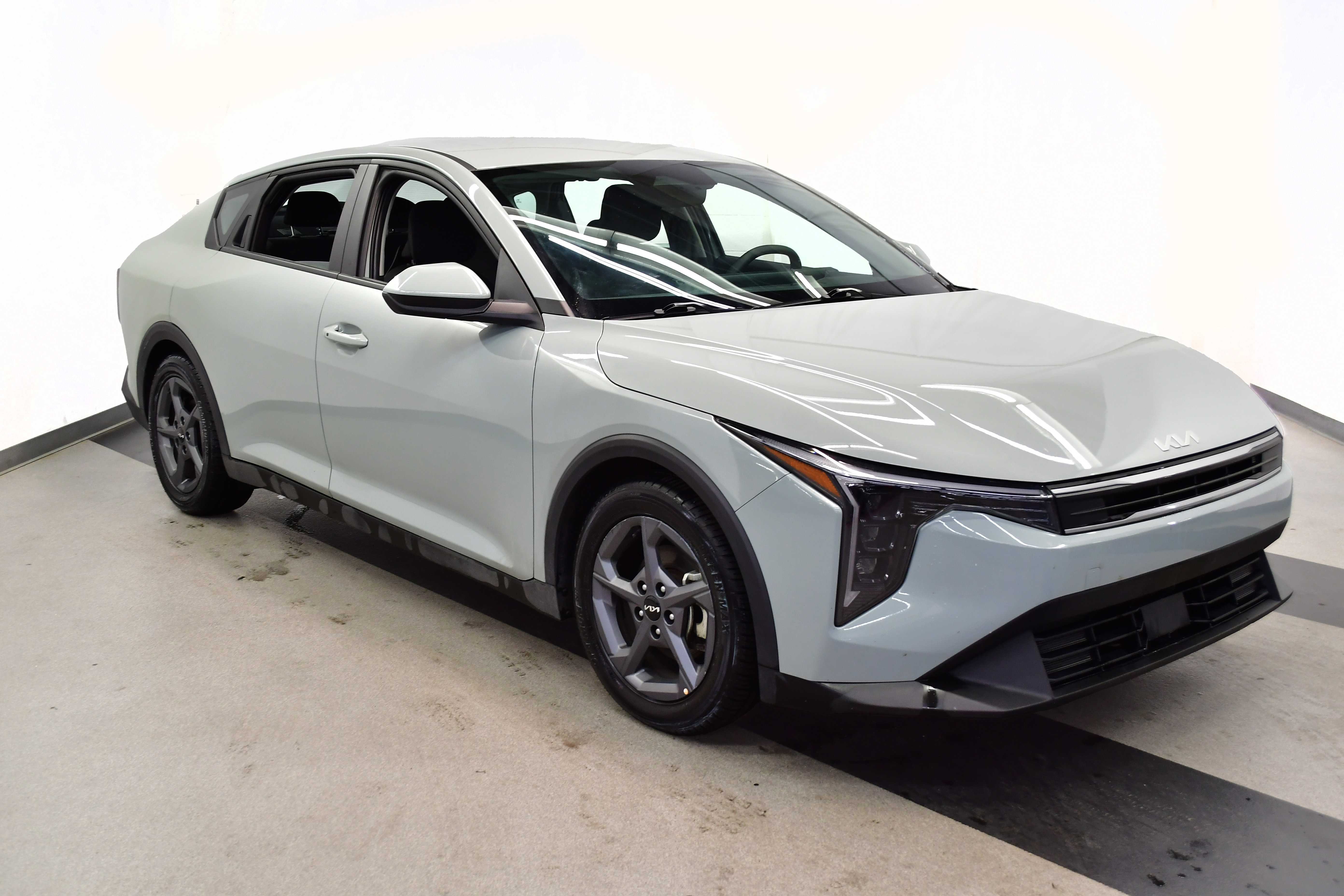 Used 2025 Kia K4 FWD image 2