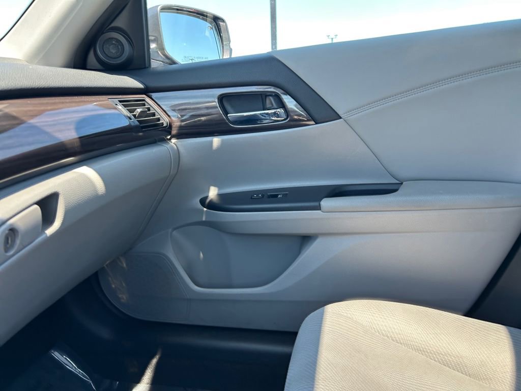 Used 2017 Honda Accord EX image 31