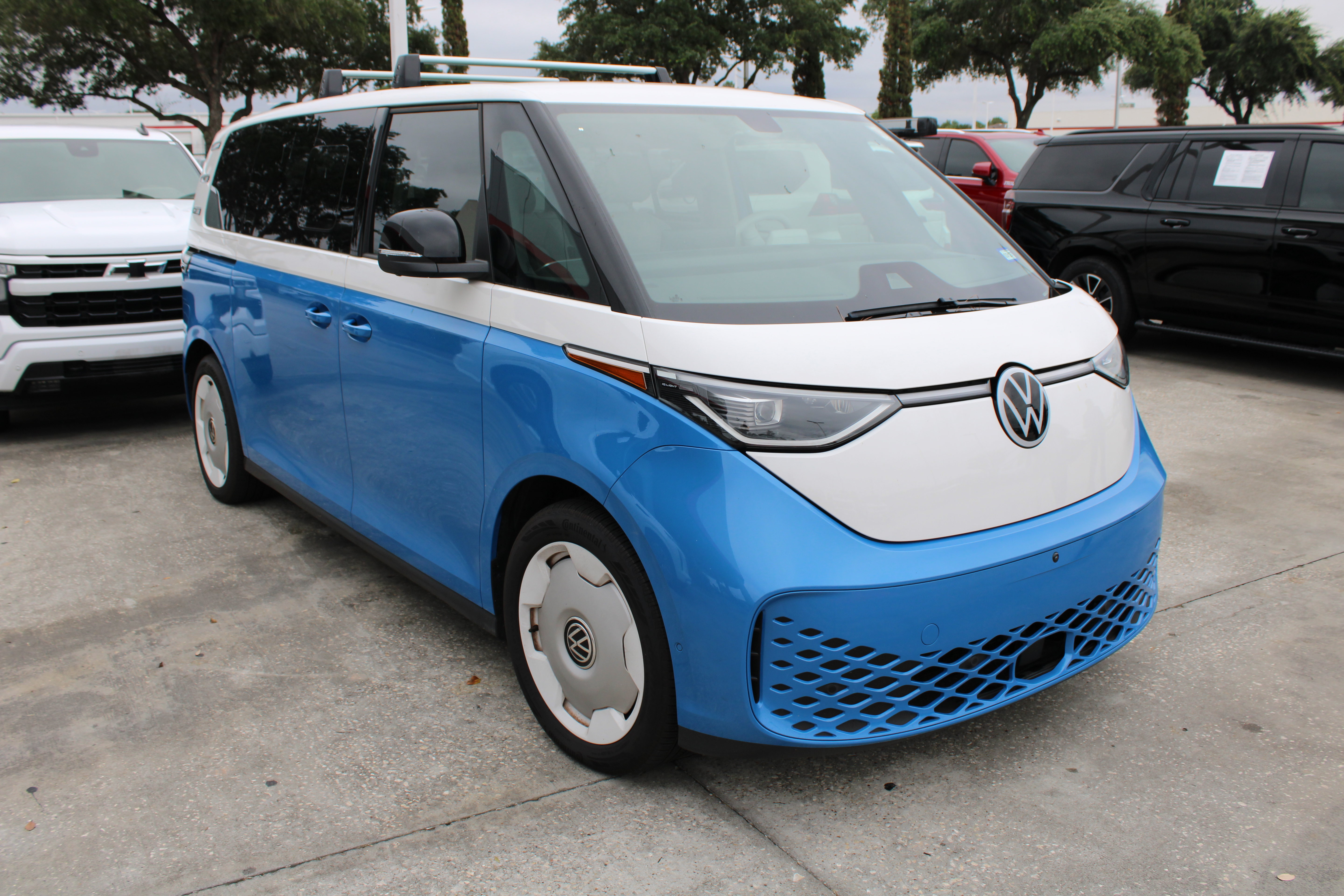 Used 2025 Volkswagen ID. Buzz 1st Edition AWD/4WD image 2