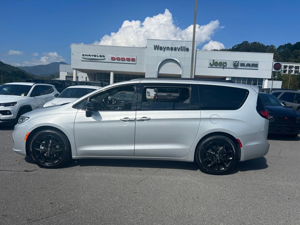 New 2026 Chrysler Pacifica Limited image 6