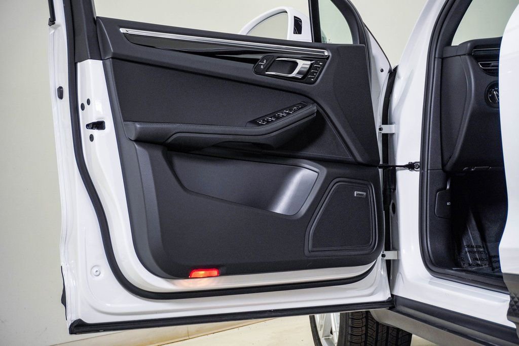 Certified 2025 Porsche Macan AWD/4WD image 24