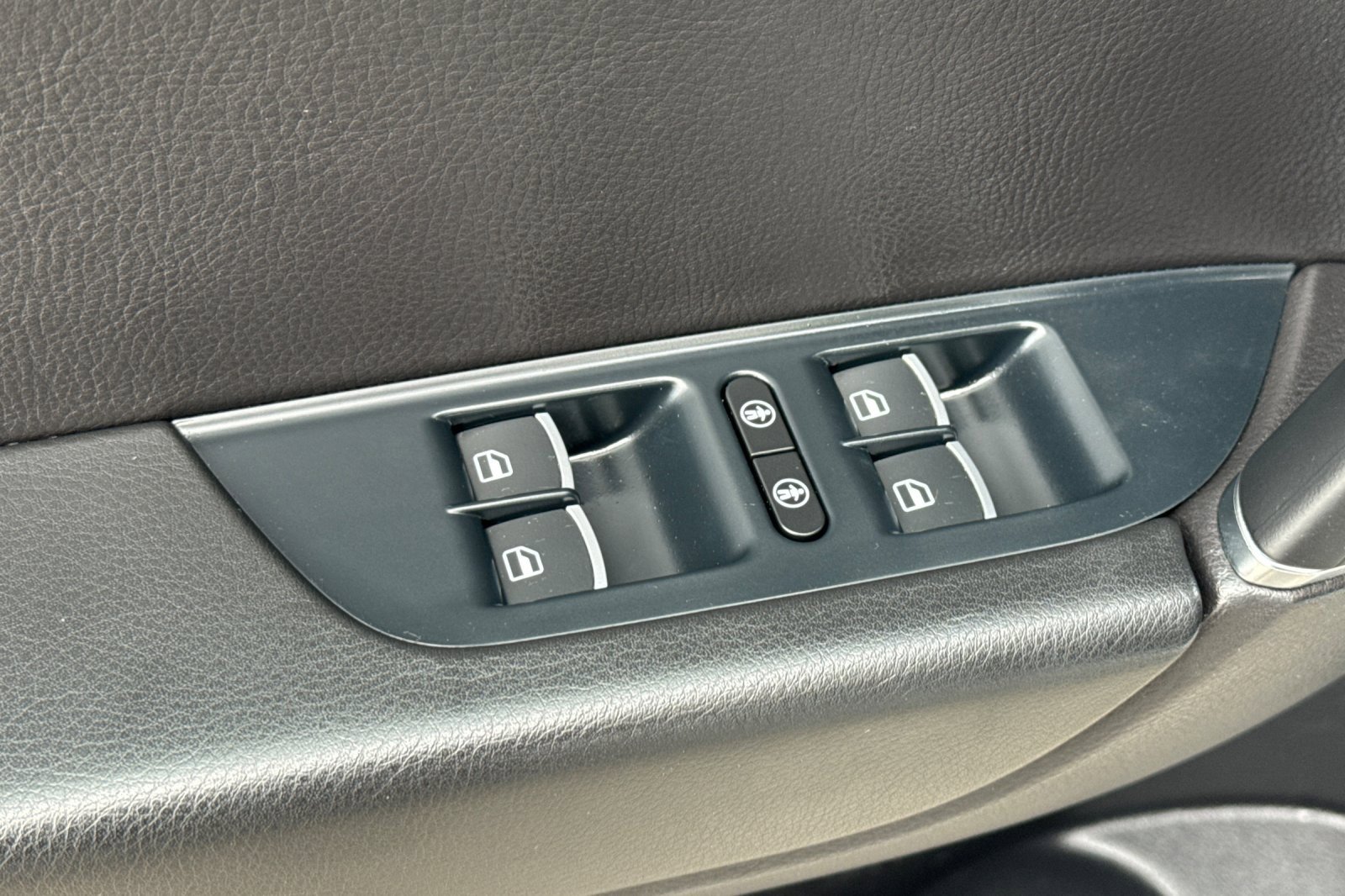 Used 2016 Volkswagen Touareg VR6 image 17