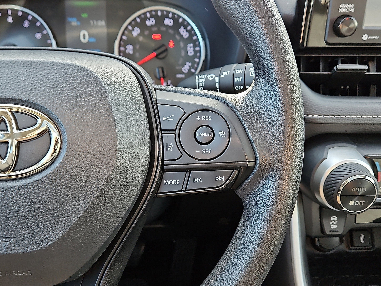 Used 2022 Toyota RAV4 XLE image 17