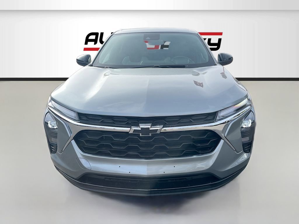 Used 2024 Chevrolet Trax RS FWD image 2
