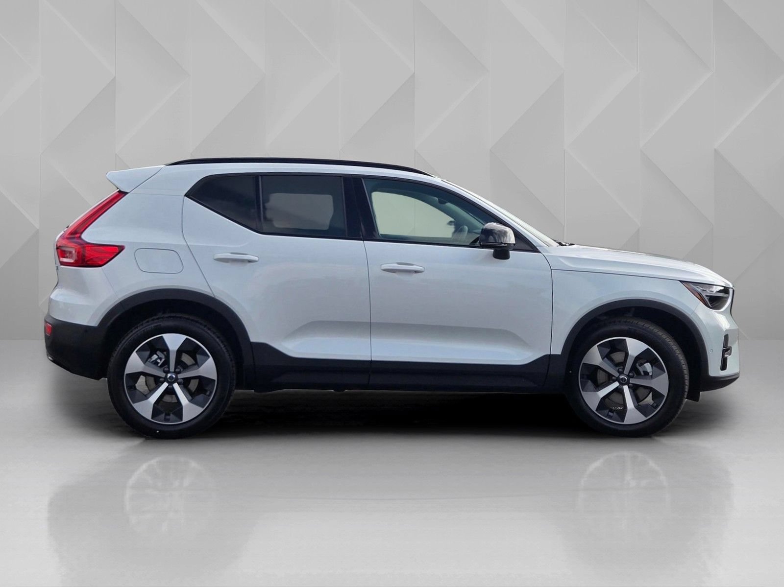 New 2026 Volvo XC40 B5 Plus w/ Protection Package Premier AWD/4WD image 8