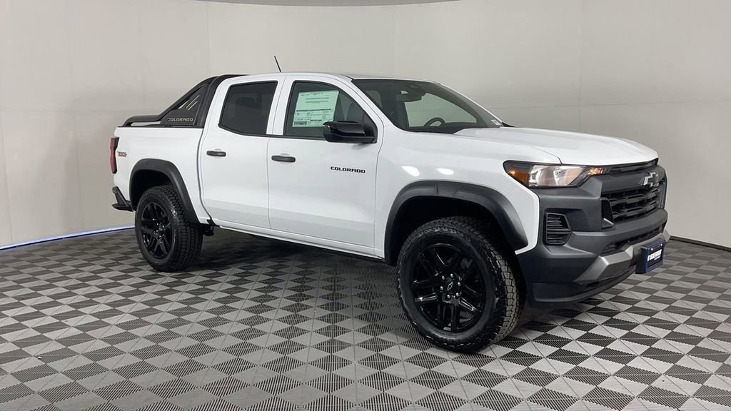 New 2025 Chevrolet Colorado Trail Boss w/ Midnight Edition image 2