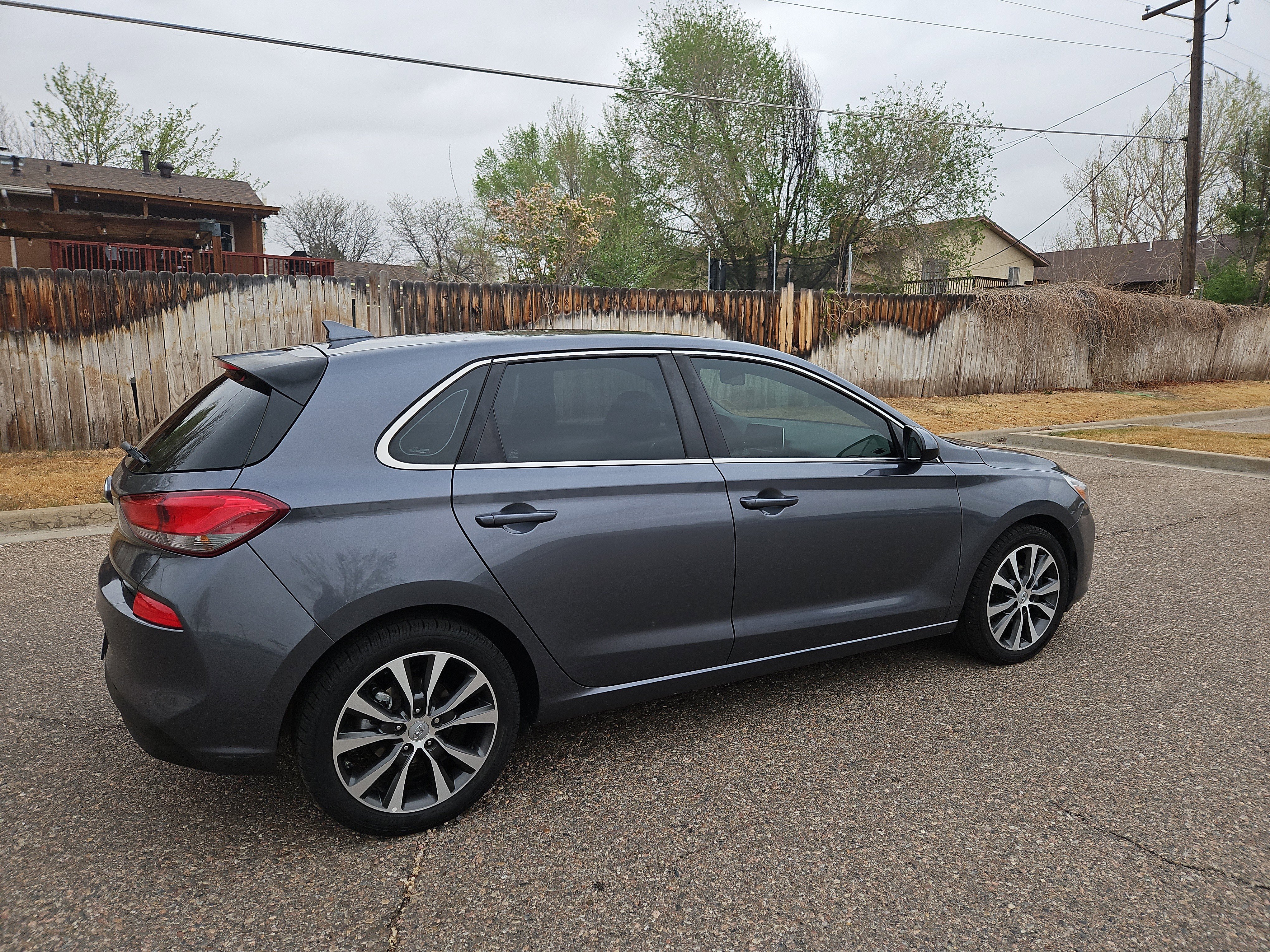 Used 2019 Hyundai Elantra GT image 3