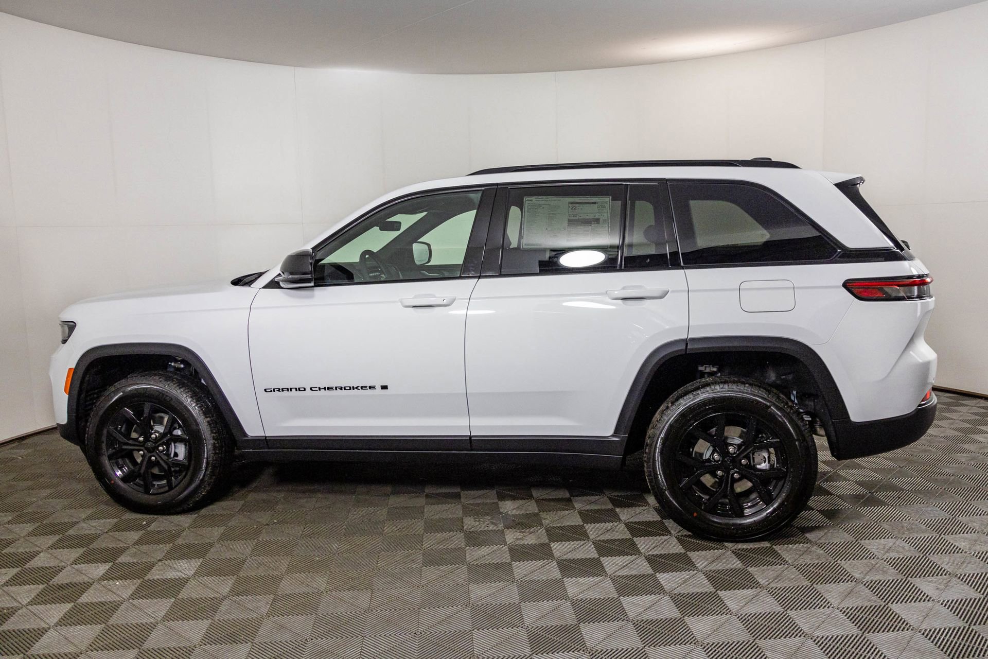 New 2025 Jeep Grand Cherokee Altitude image 13