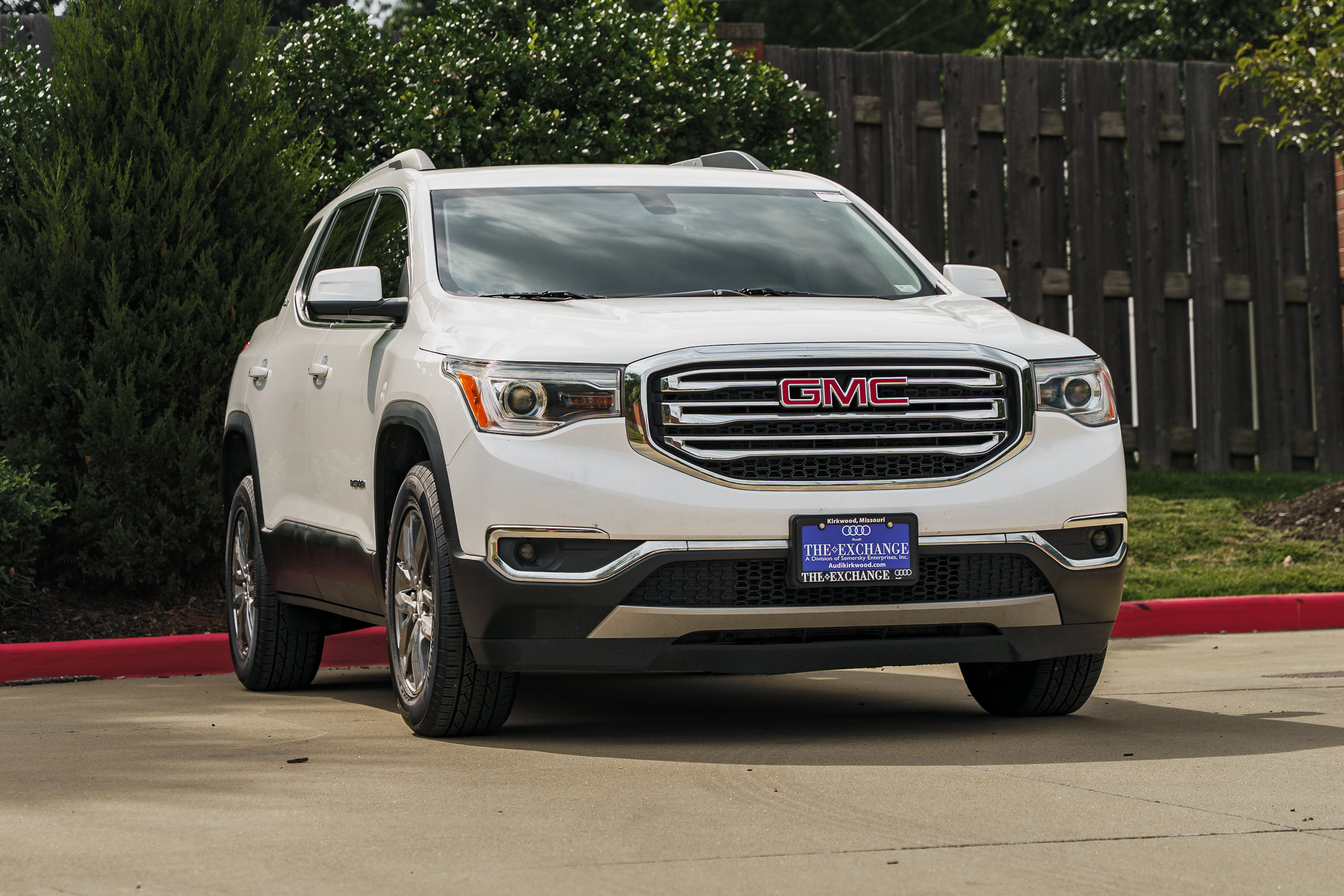 Used 2019 GMC Acadia SLT AWD/4WD image 1