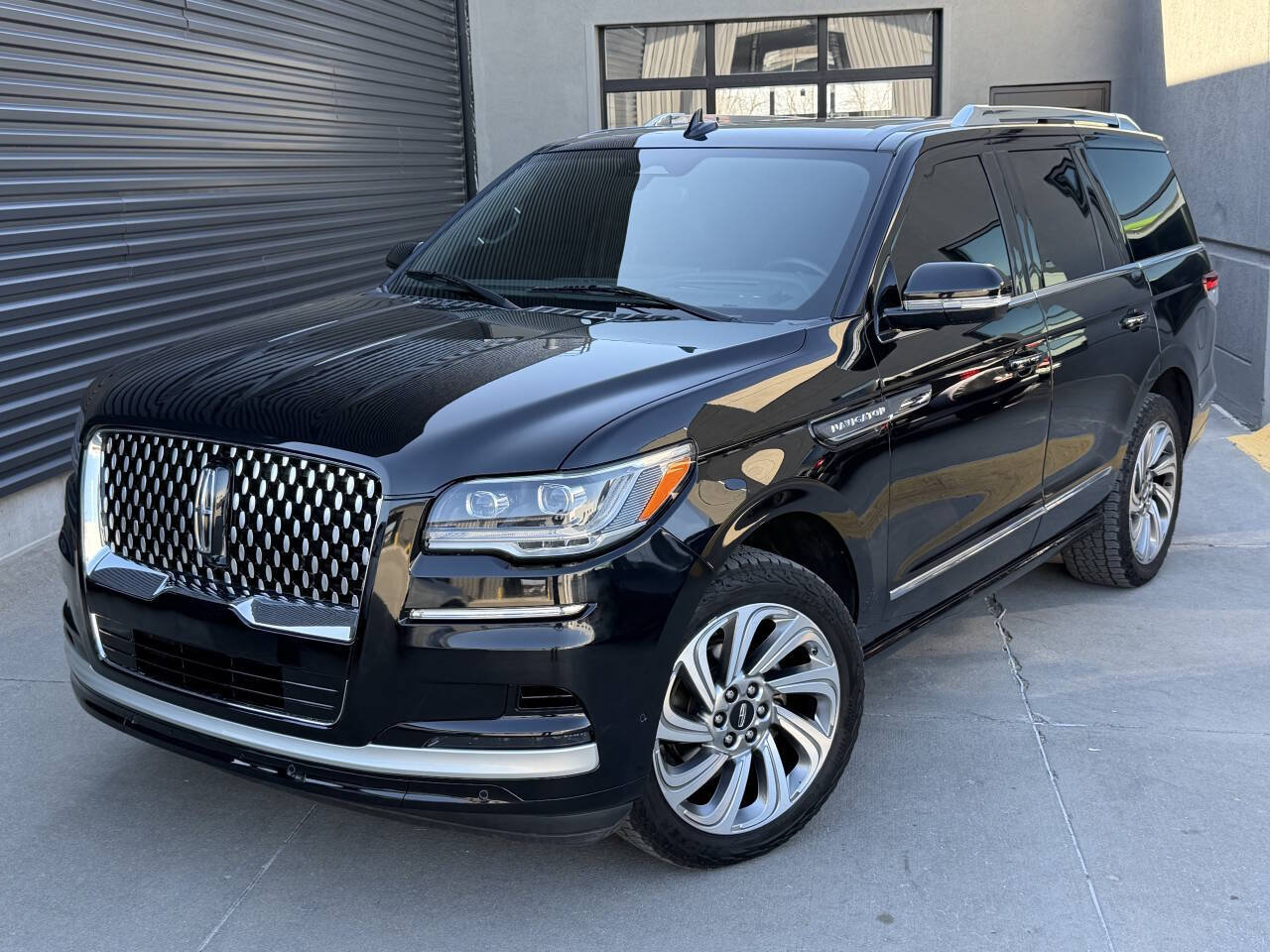 Used 2022 Lincoln Navigator Reserve AWD/4WD image 2