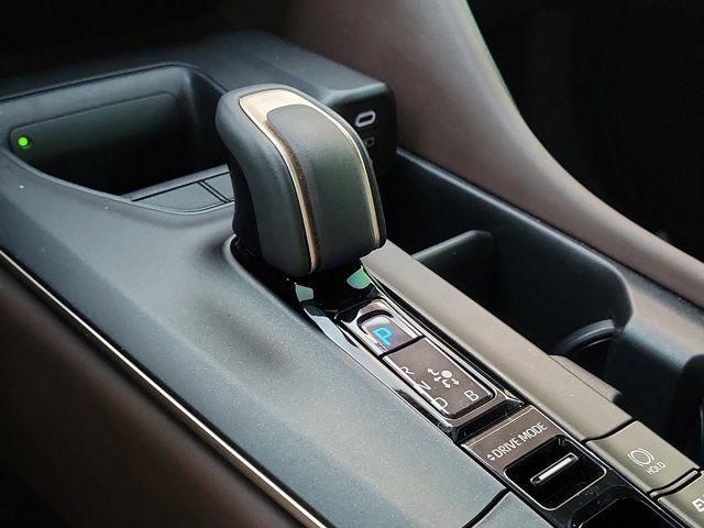 Used 2023 Toyota Crown Limited image 23