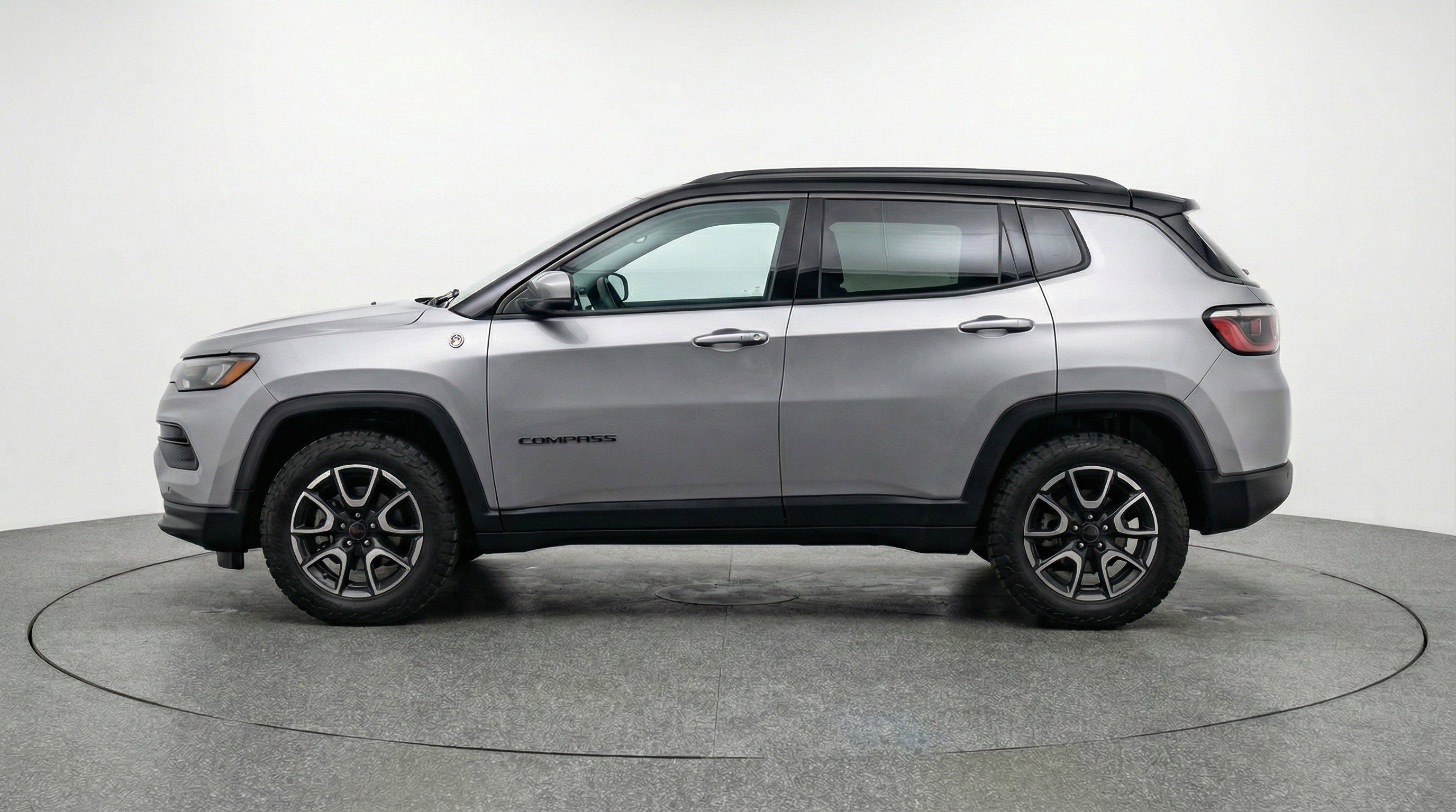 Used 2025 Jeep Compass Trailhawk AWD/4WD image 5