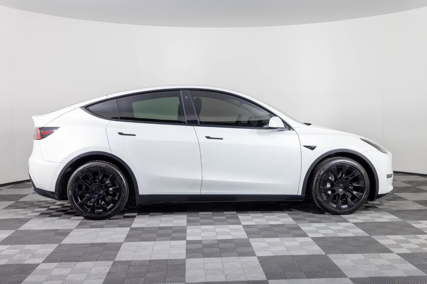 Used 2021 Tesla Model Y Long Range image 9