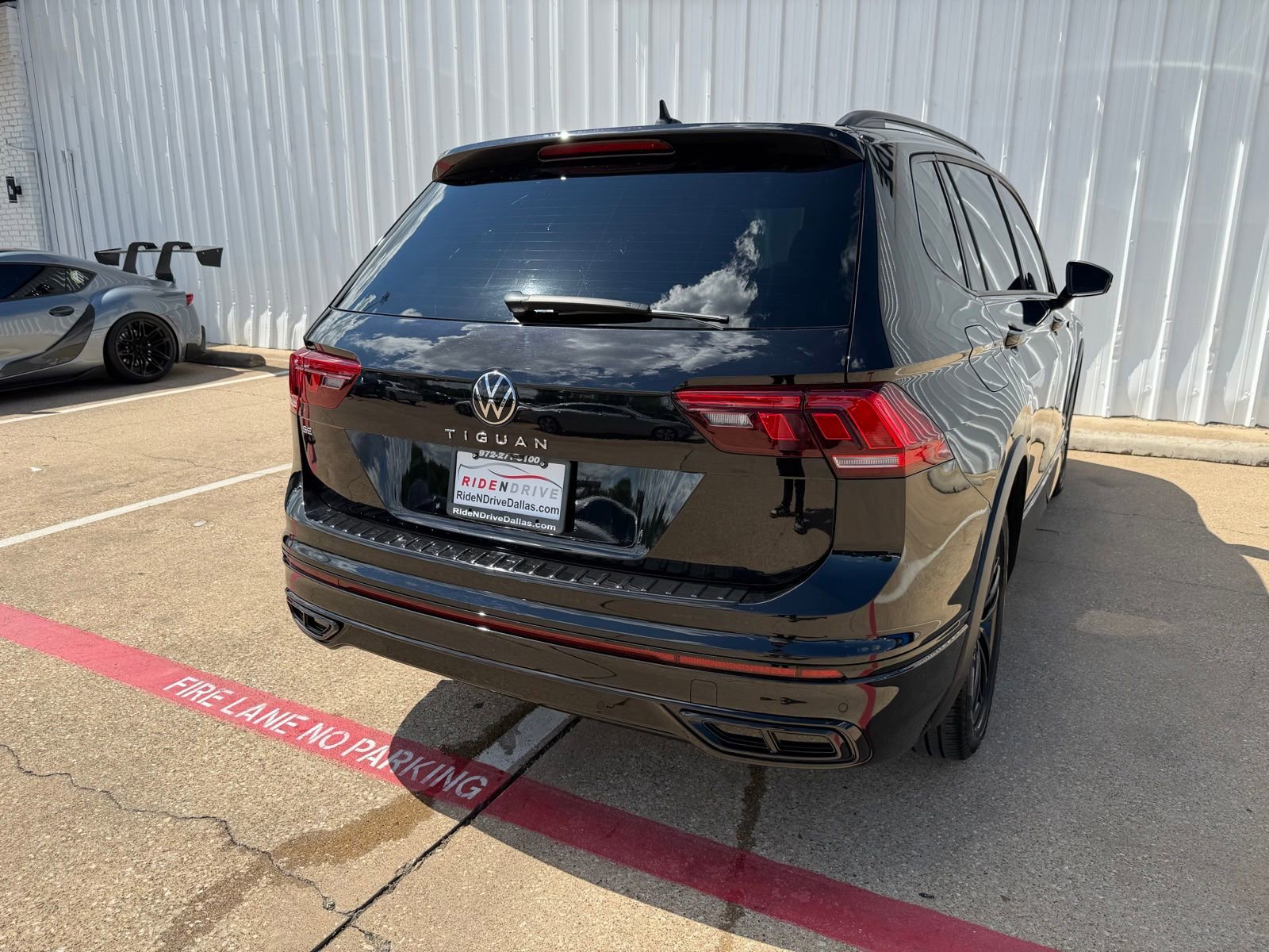 Used 2022 Volkswagen Tiguan SE R-Line FWD image 6
