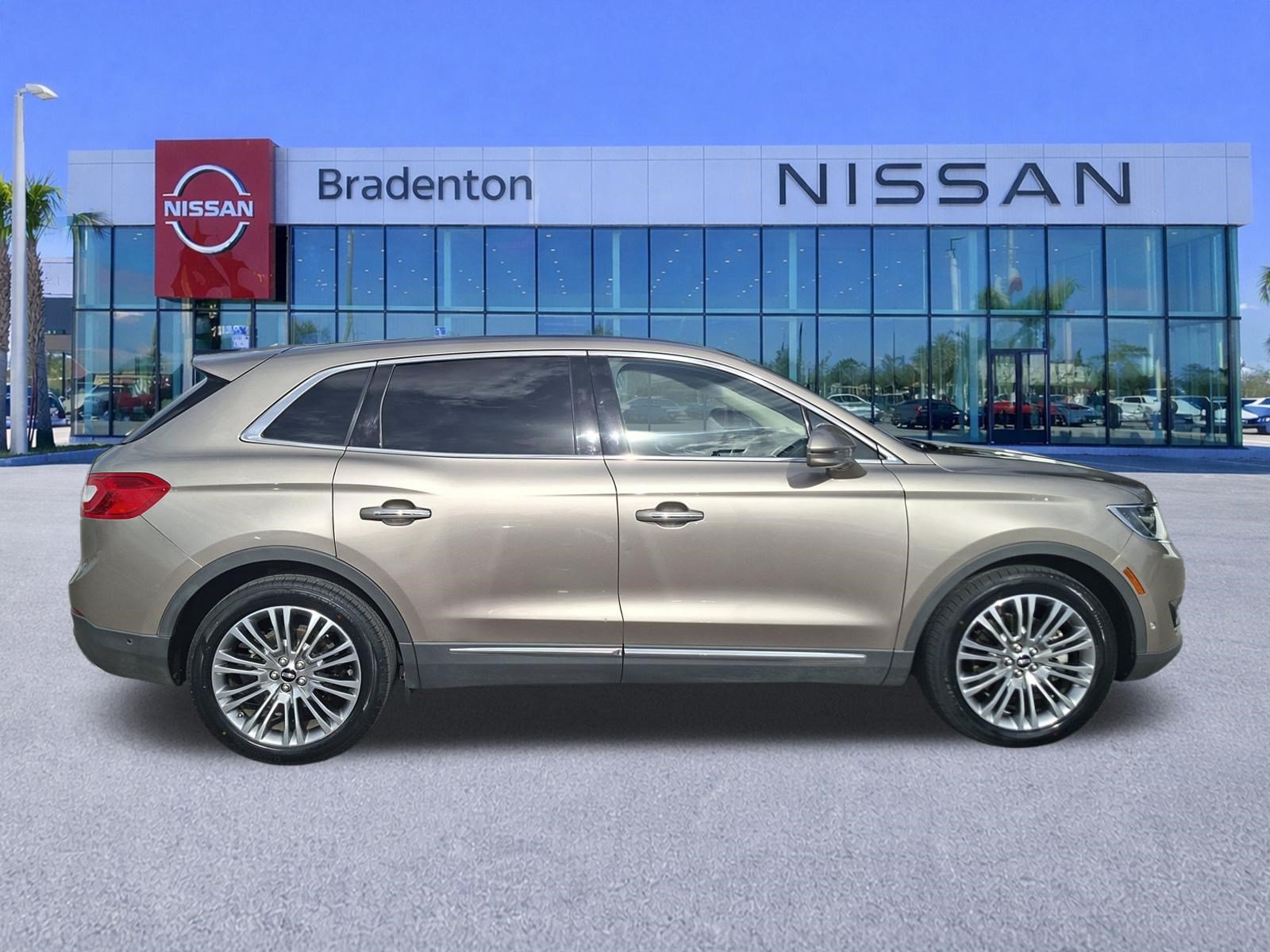 Used 2018 Lincoln MKX Reserve w/ Driver Assistance Package FWD image 4