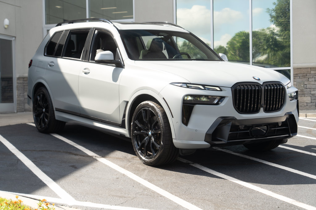 Used 2024 BMW X7 xDrive40i w/ M Sport Package AWD/4WD image 8
