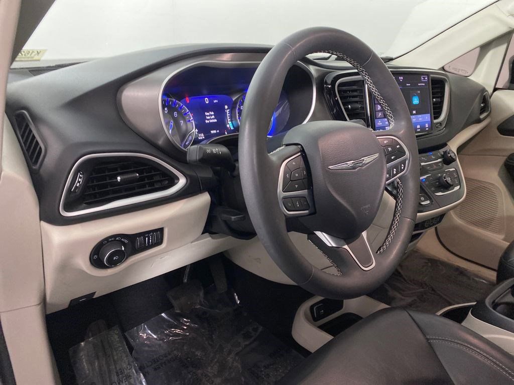 Used 2023 Chrysler Pacifica Touring-L image 10