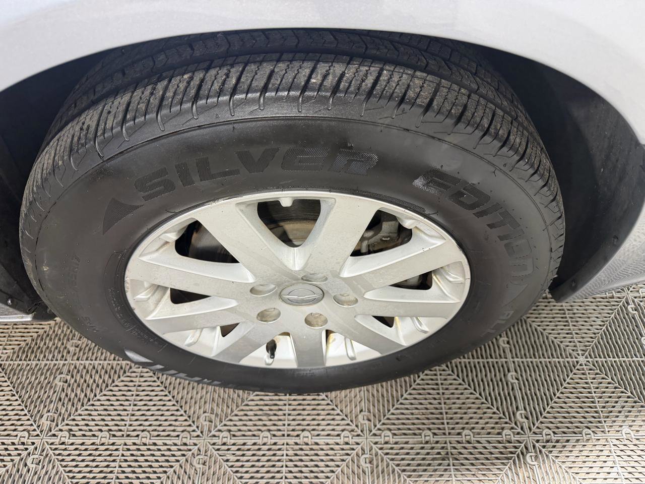 Used 2014 Chrysler Town & Country Touring FWD image 11